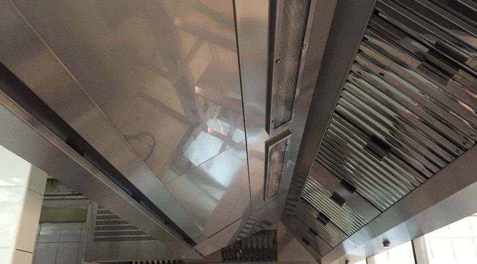 Hotte aspirante de cuisine commerciale en acier inoxydable.