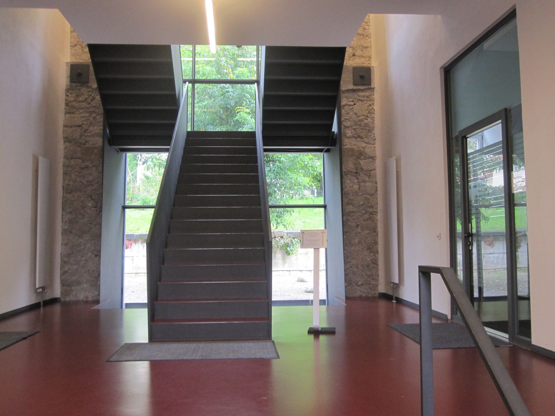 Zwei Bauarbeiter pflastern einen Gehweg