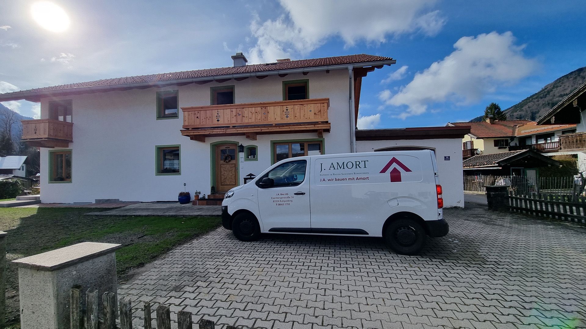 Zwei Bauplaner begutachten eine Baustelle