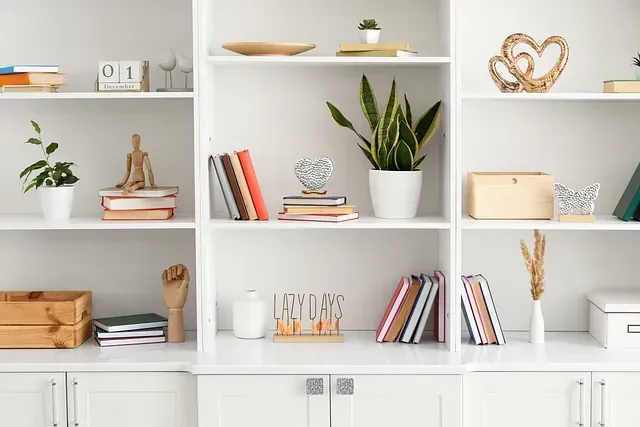 Cocina blanca con isla y taburetes, campana extractora de acero inoxidable, detalles en madera clara.