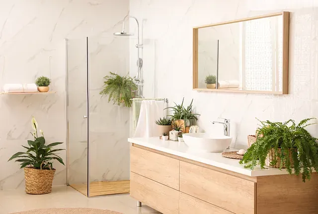 Cocina blanca con isla y taburetes, campana extractora de acero inoxidable, detalles en madera clara.