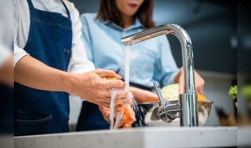 Trois personnes étudiant des dossiers