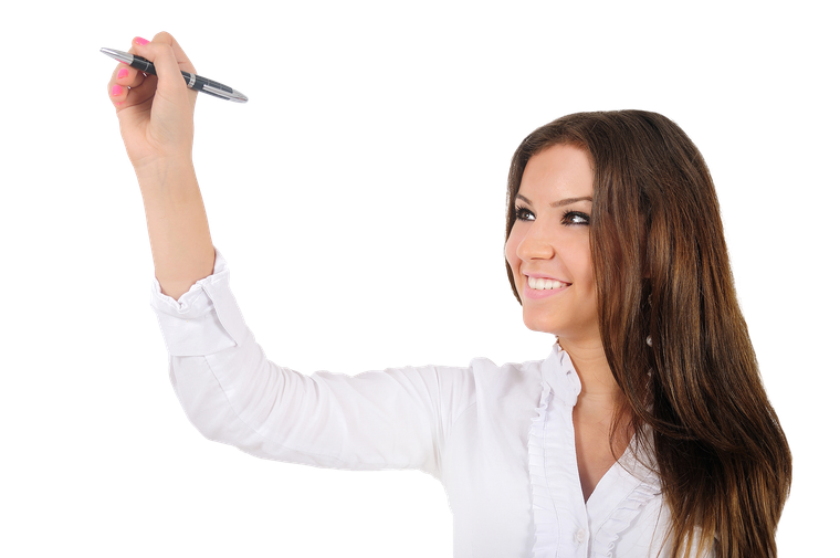Femme en chemise blanche, bras levé, écrivant au stylo, souriante.