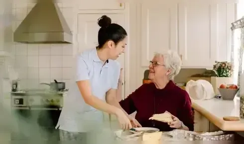 Femme avec aspirateur