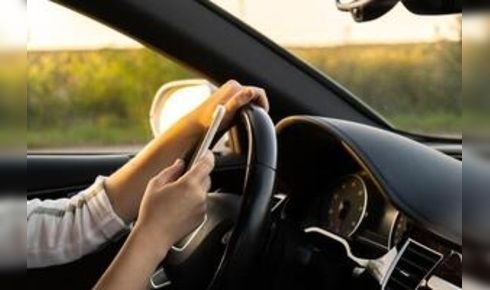 mains sur un volant