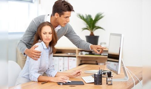 Femme à son bureau sollicitée par le travail