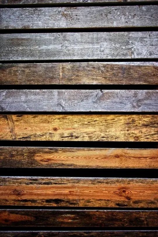 Un primer plano de una pared de madera con un patrón de rayas.