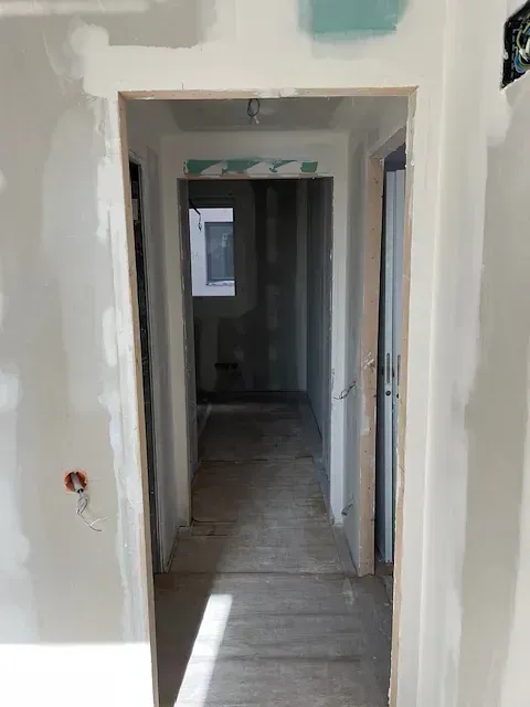 Un pasillo en una casa que está siendo remodelada.
