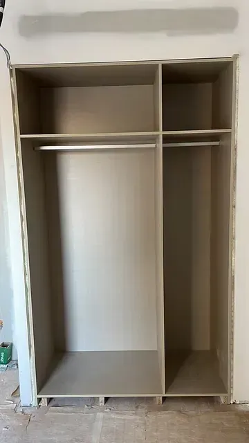 Se está construyendo un armario en una habitación y está vacío.