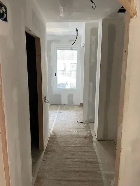Un pasillo en una casa que está siendo remodelada.