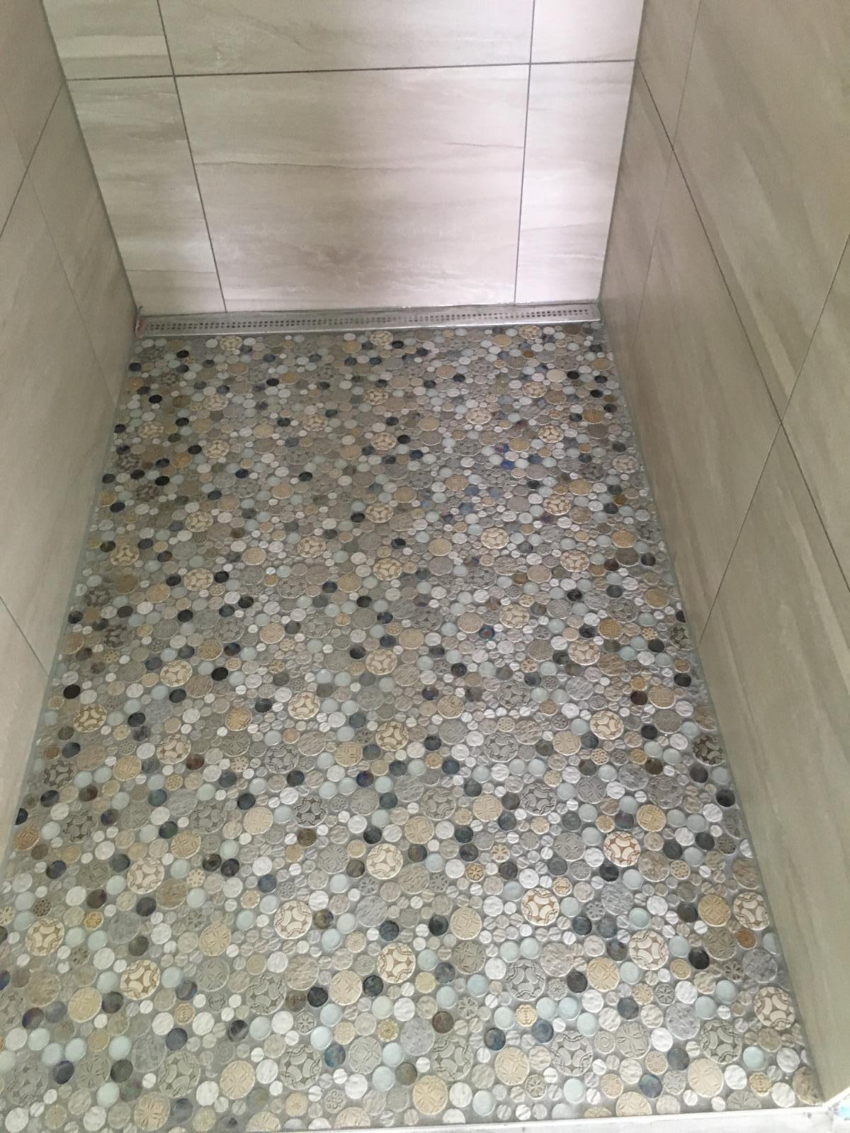 Pose de faïence dans une salle de bain