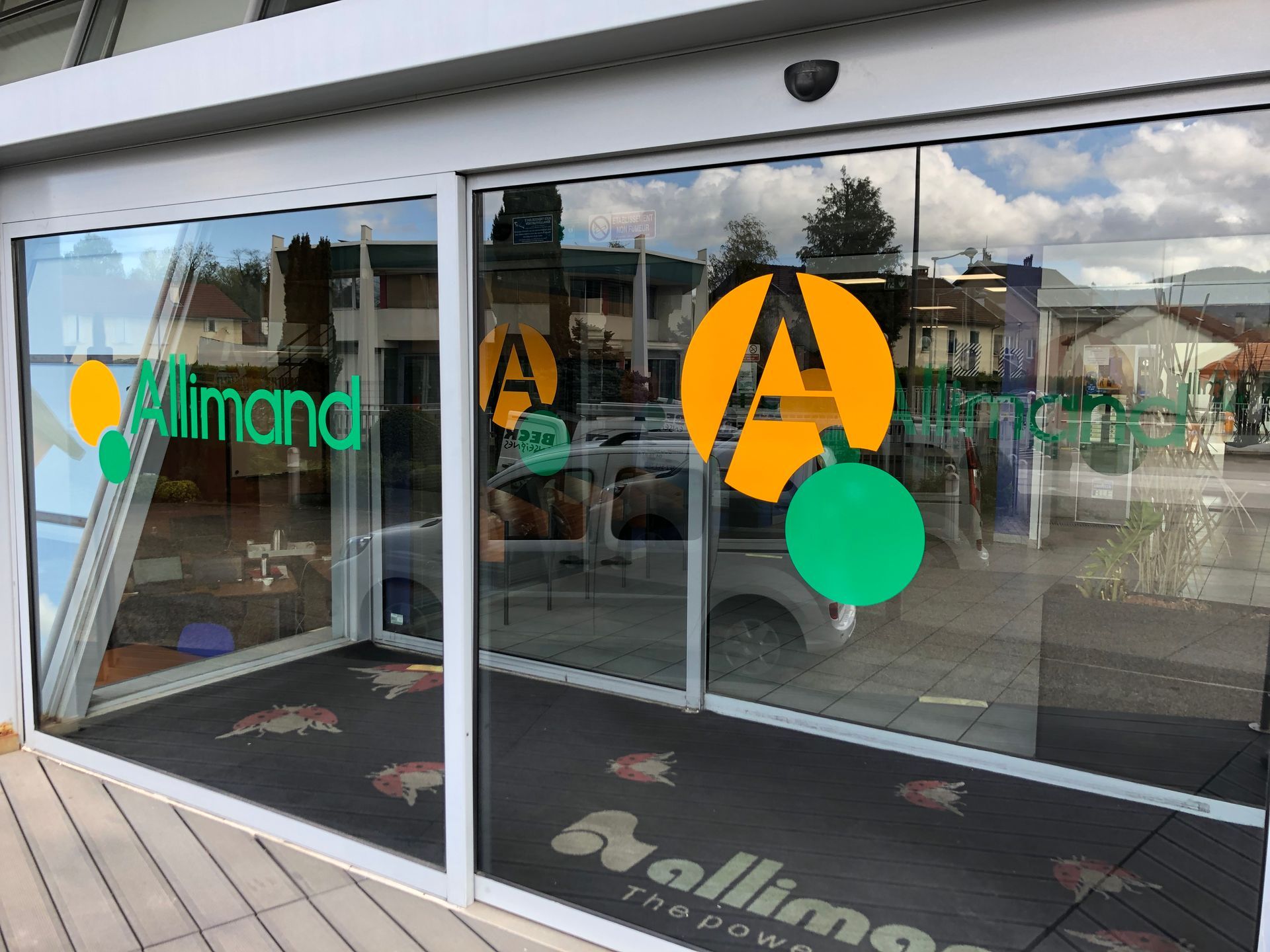 Signalétique sur des portes automatiques de l'entreprise Allimand