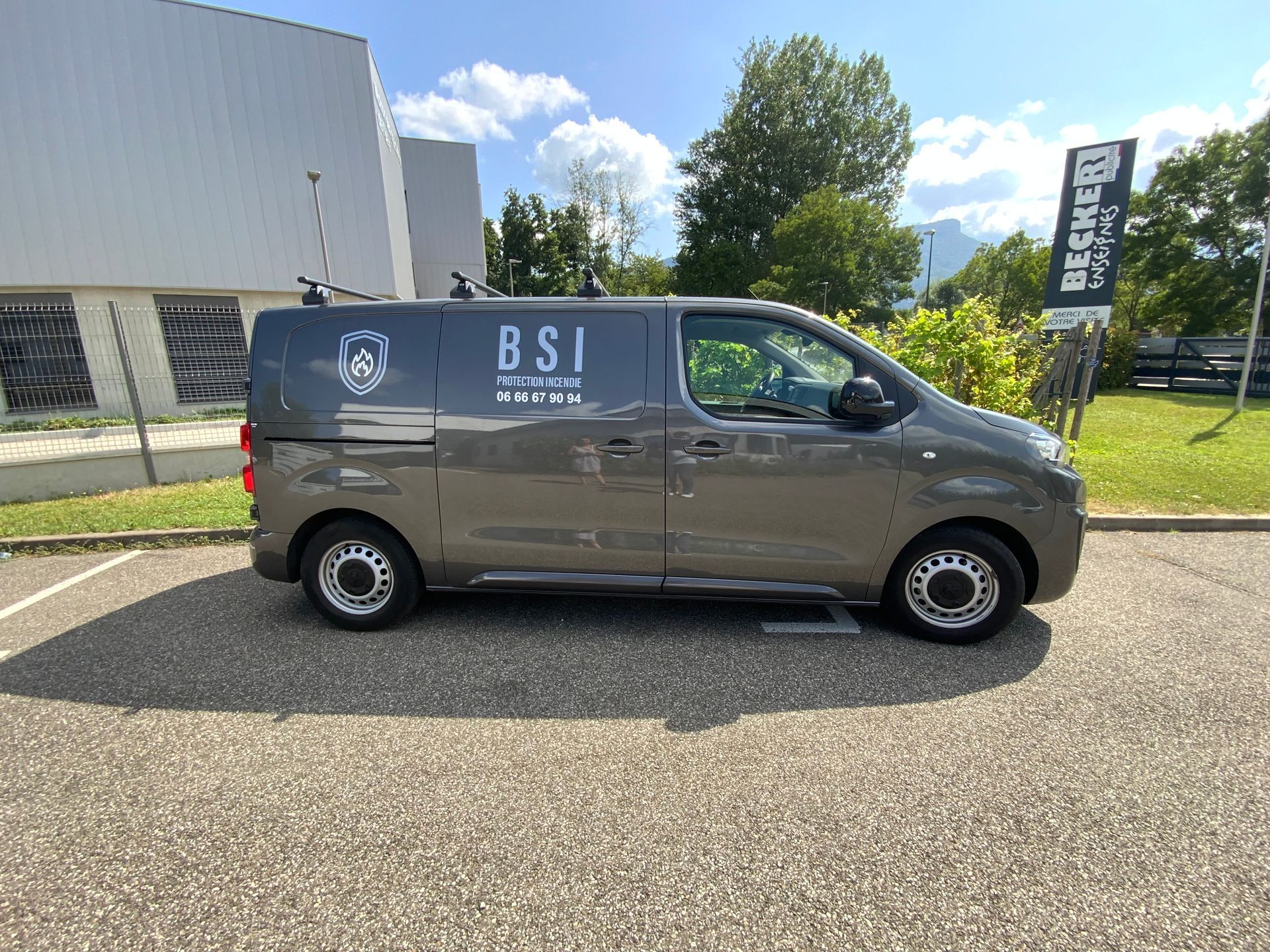 Décoration d'un van de l'entreprise