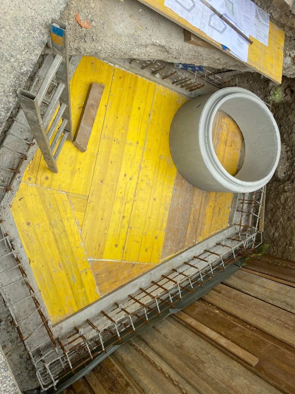 Un grande tubo di cemento è appoggiato su una piattaforma di legno.