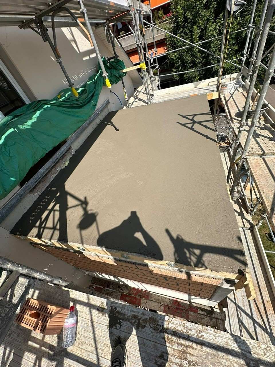 Un'impalcatura in cima a un edificio.