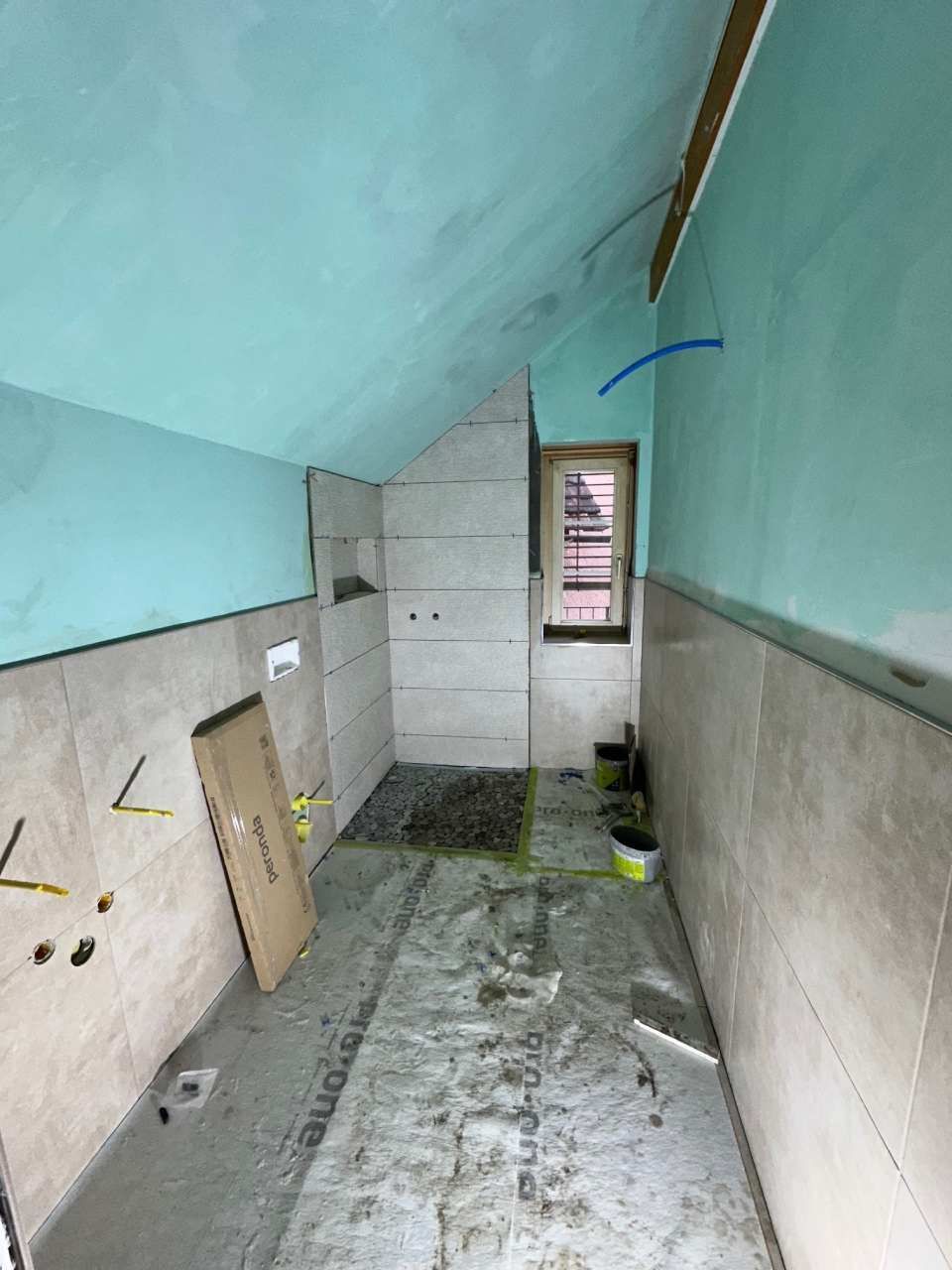 Due uomini stanno trasportando scatoloni fuori da un furgone.