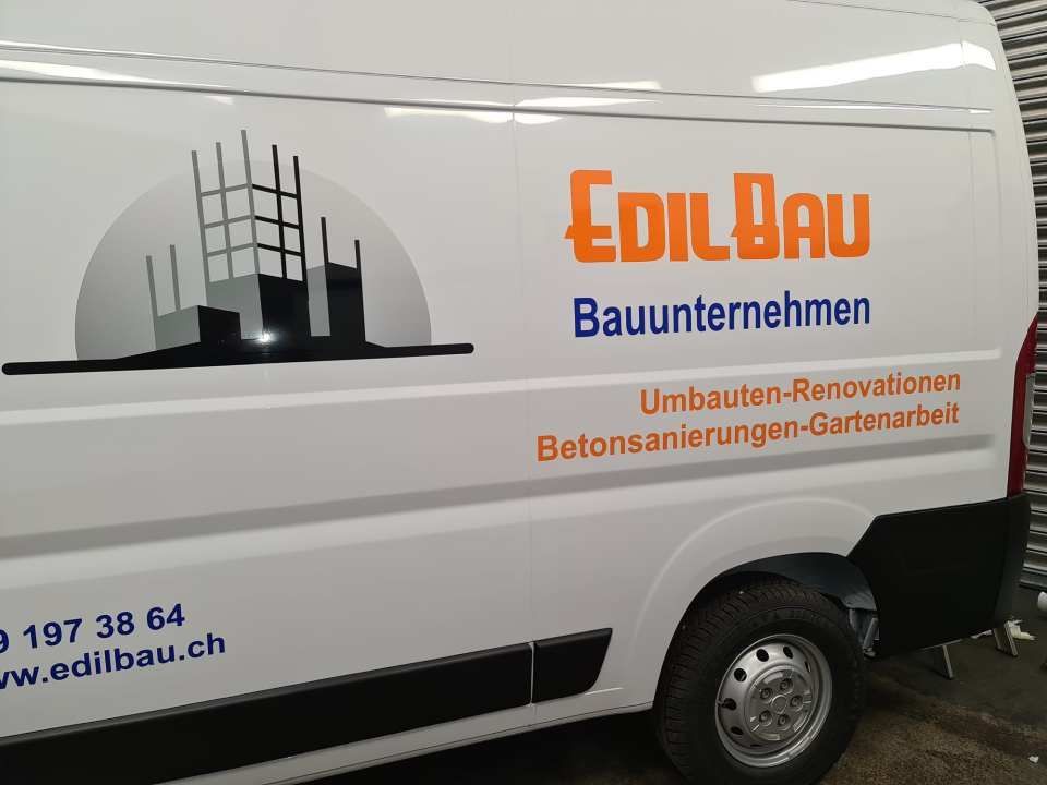 Due uomini stanno caricando degli scatoloni su un furgone.