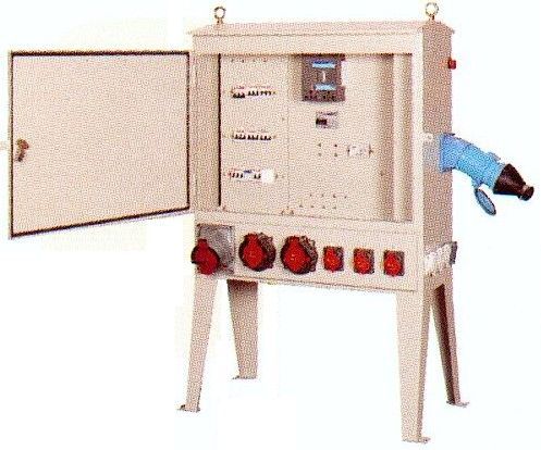 Boîte de distribution électrique avec porte ouverte, plusieurs prises et une grosse prise bleue.