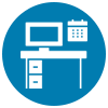 Icône blanche représentant un bureau avec un ordinateur et un calendrier sur un cercle bleu.