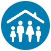 Une famille sous le toit d'une maison à l'intérieur d'un cercle bleu.