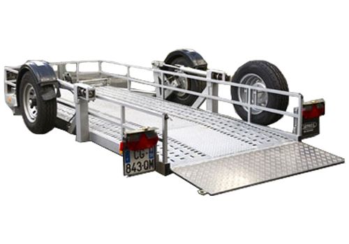 Remorque en aluminium avec rampe et roue de secours.