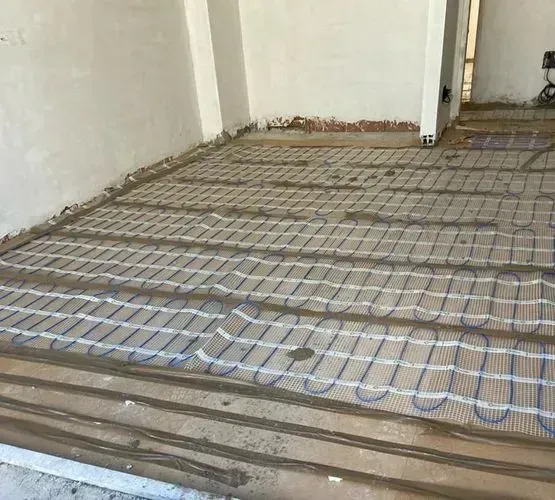 Una habitación con una rejilla de cables en el suelo.