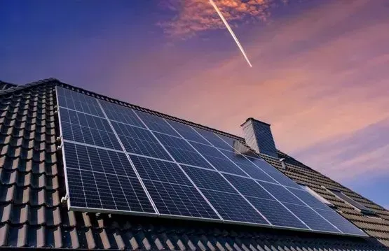 Una fila de paneles solares en el tejado de una casa.