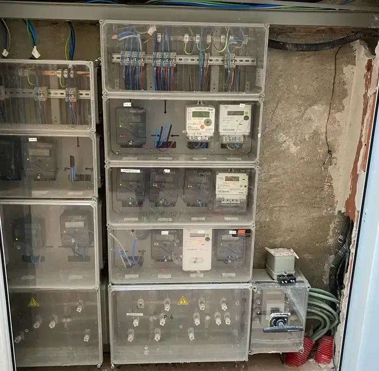 Un montón de cajas eléctricas están apiladas una encima de otra en una habitación.