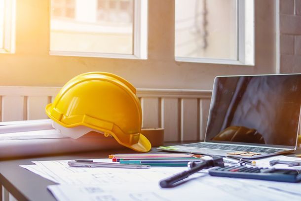 rakennustyömaan kypärä ja toimistotarvikkeita