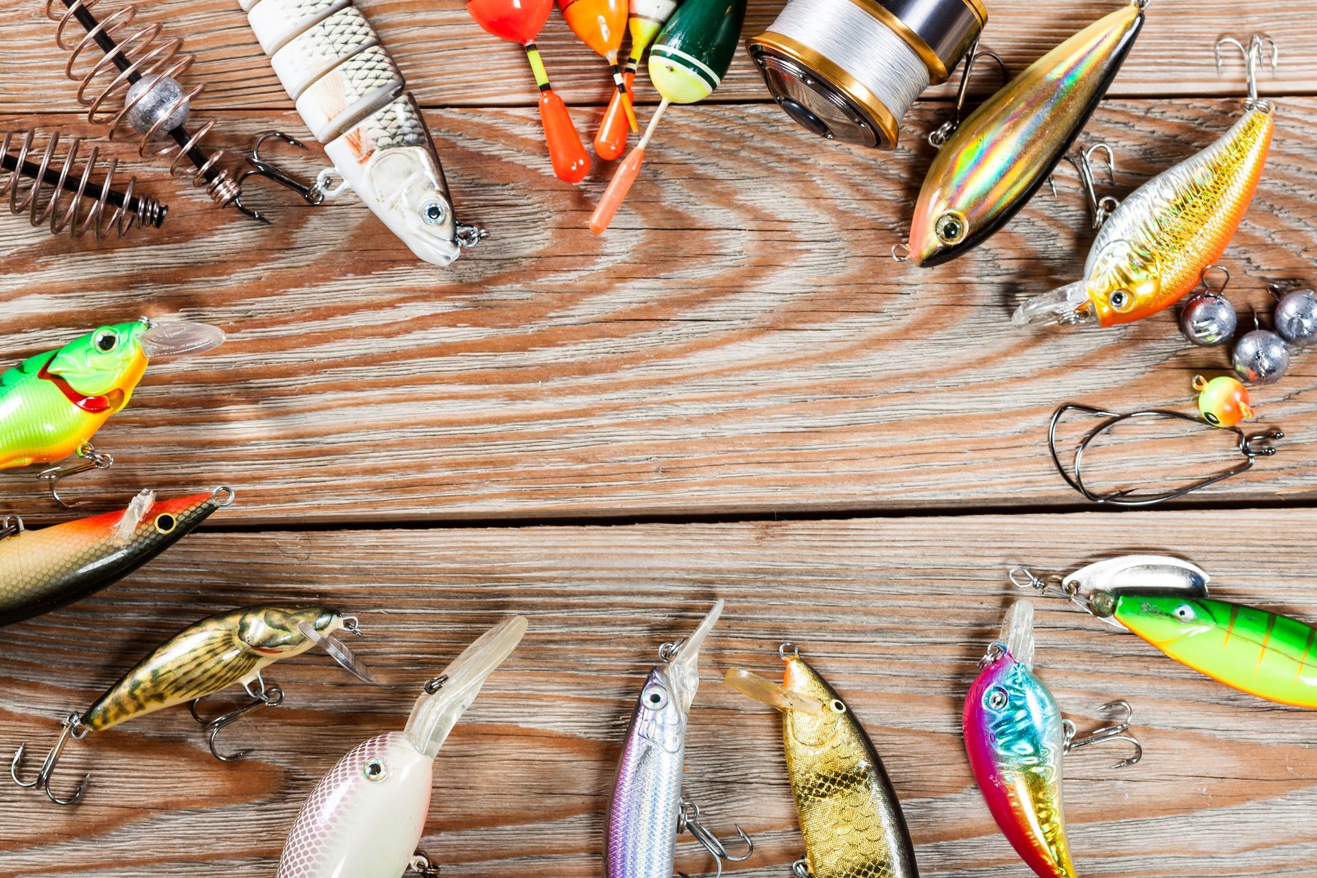 Hay muchos tipos diferentes de señuelos de pesca en la mesa.
