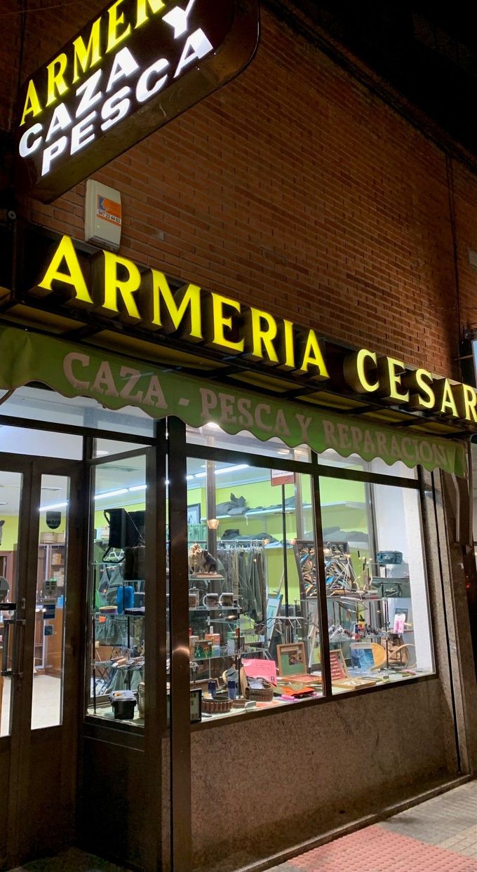 Un frente de tienda con un letrero que dice armeria cesar