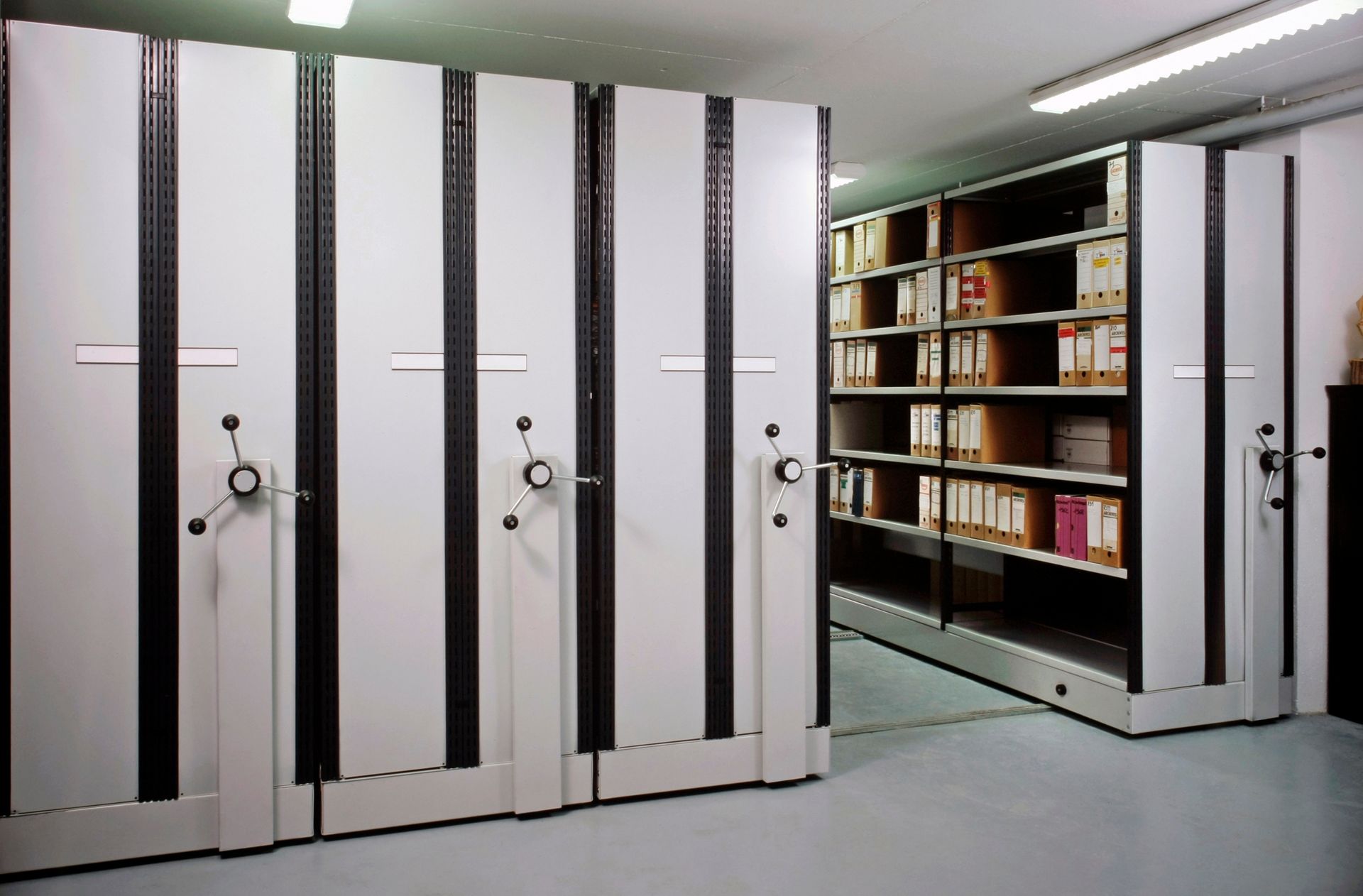 Salle d'archives dont un bloc est ouvert