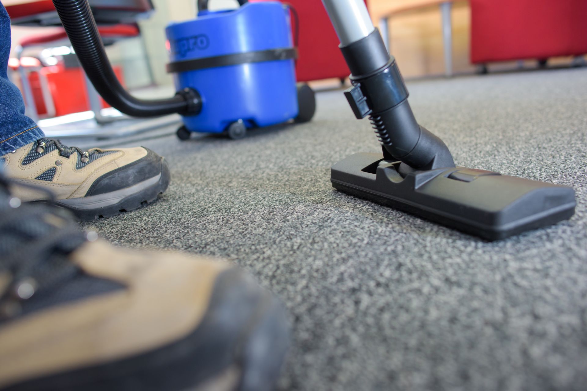 Passage d'un aspirateur sur une moquette
