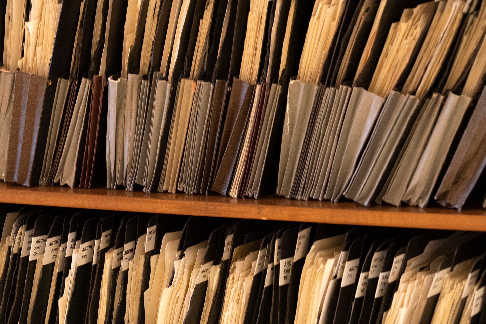 Bibliothèque remplie de vieux documents d'archives