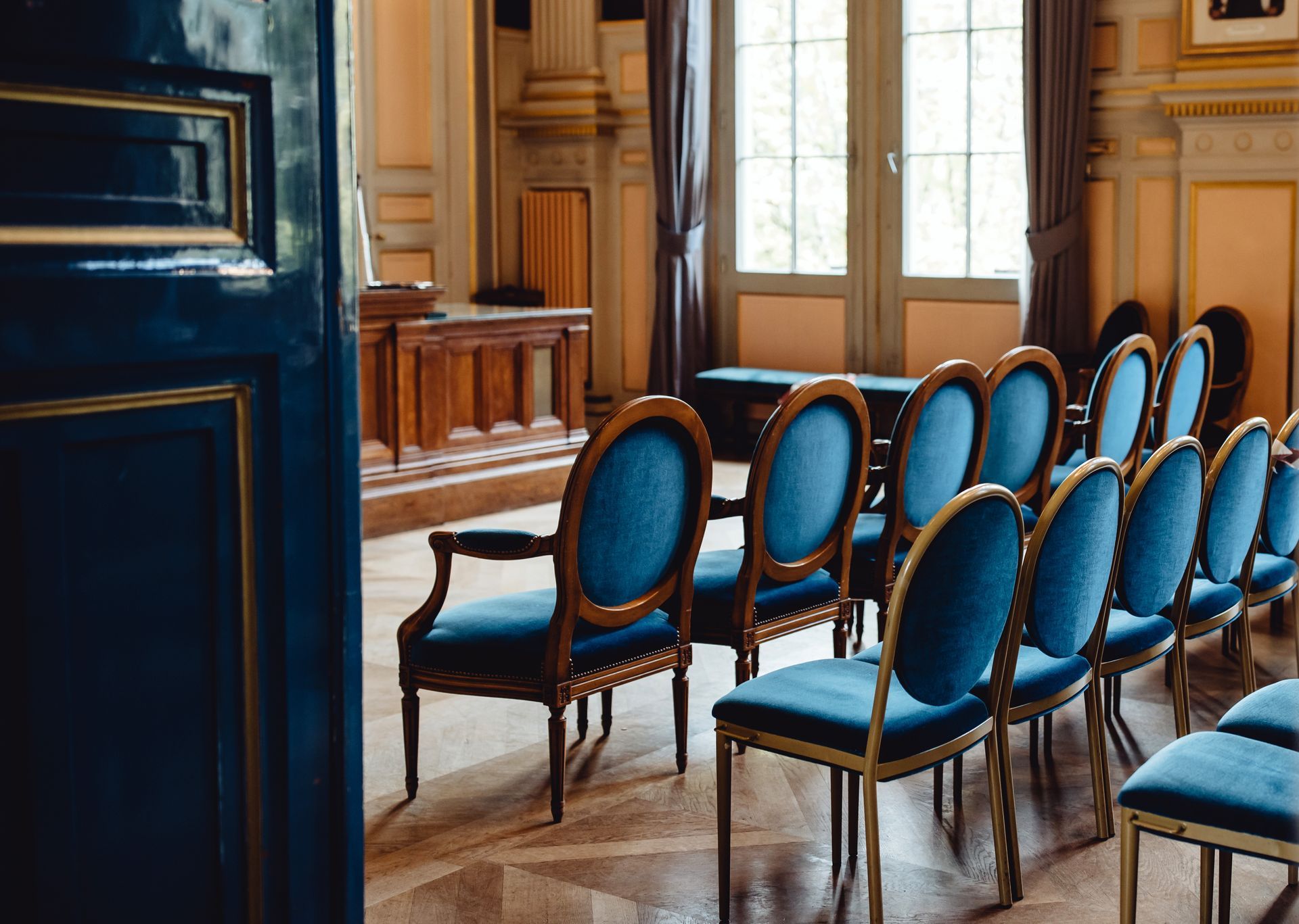 Alignement de fauteuils dans une salle de mariage d'une mairie