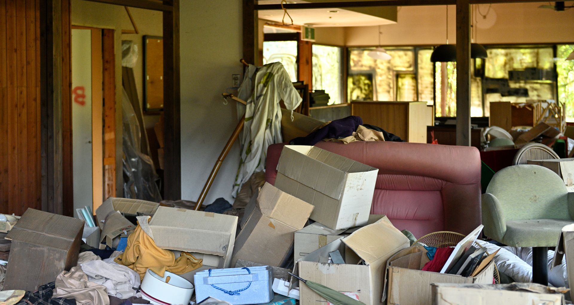 Empilement de cartons et mobilier dans une pièce