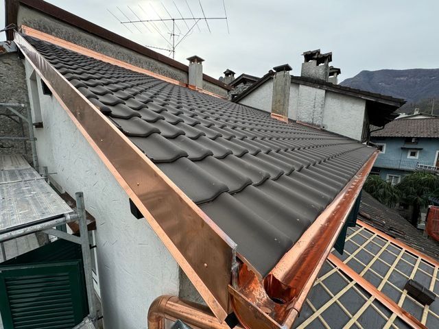 Operai che scavano un cortile per realizzare una piscina, utilizzando un escavatore e strumenti di misurazione.