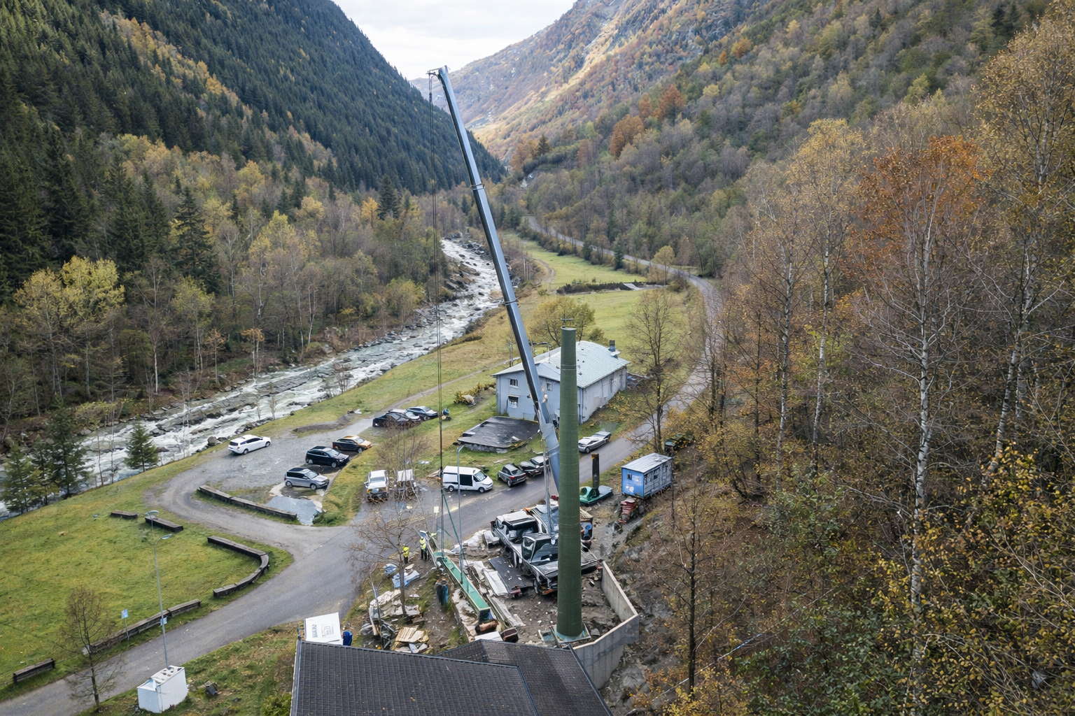 Bagno in cemento con lavandino sospeso, pareti grezze e box.