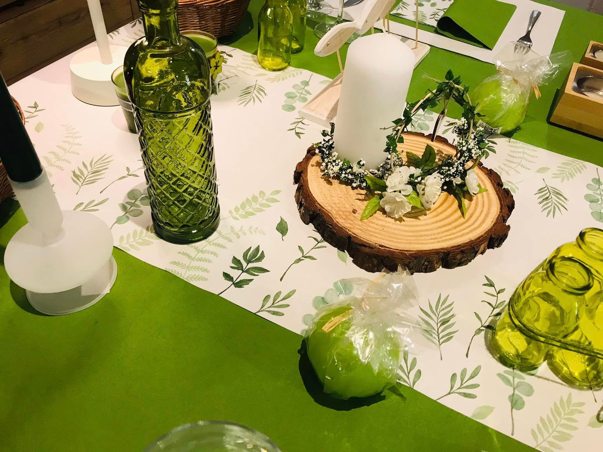 Une table avec une bougie et une bouteille dessus