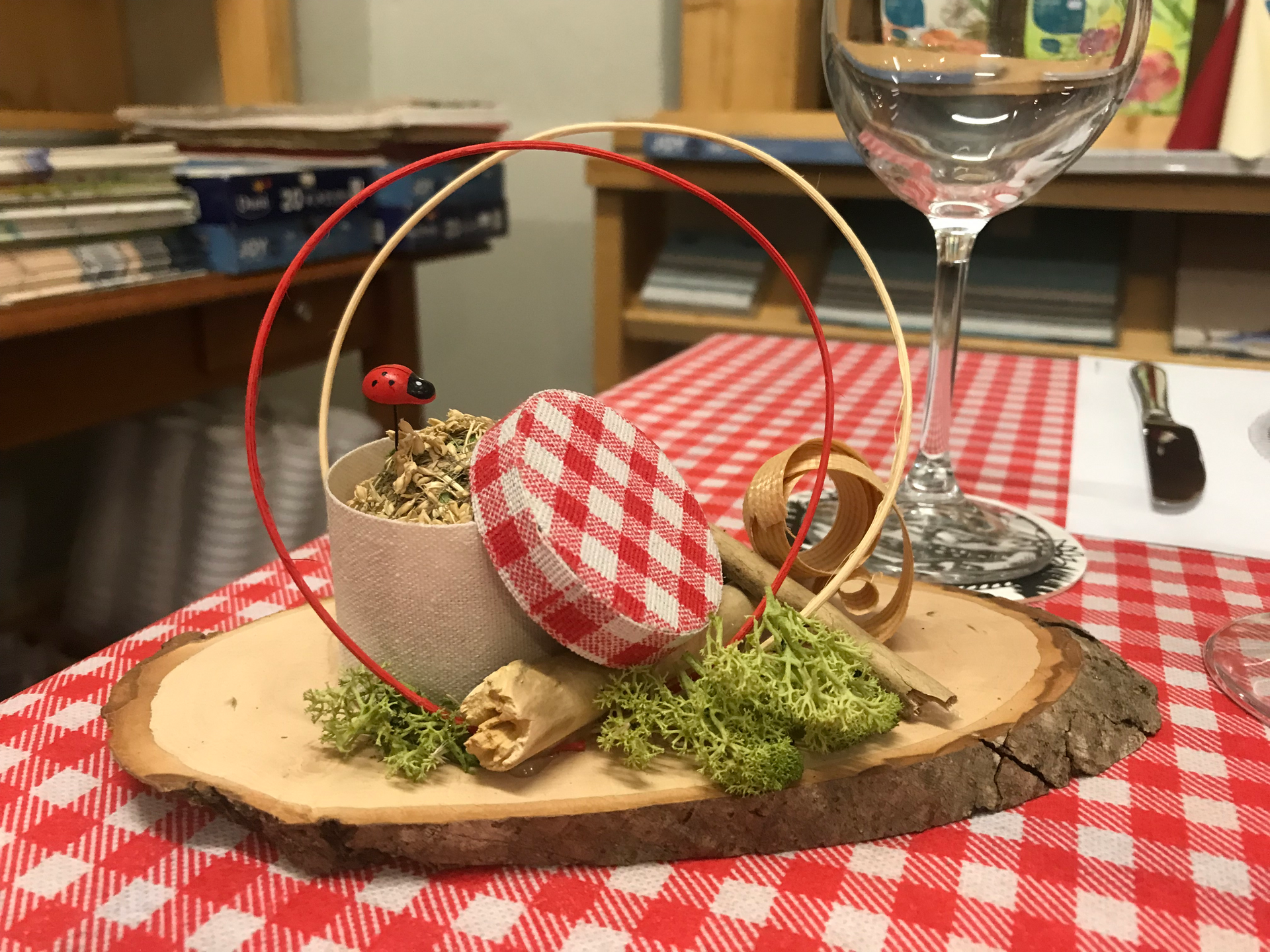 Une table avec une bougie et une bouteille dessus
