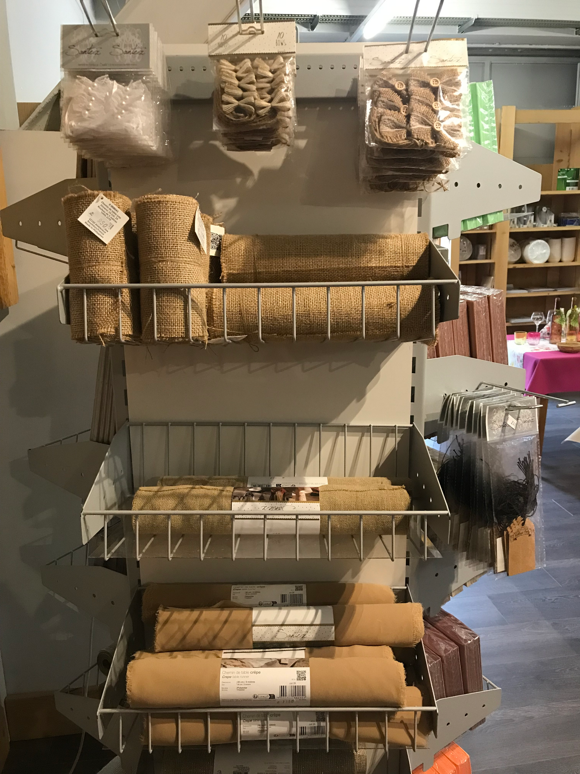 TabléDéco -serviettes, bougies et décorations