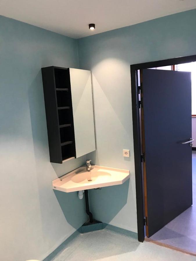 Lave-mains et meuble mural