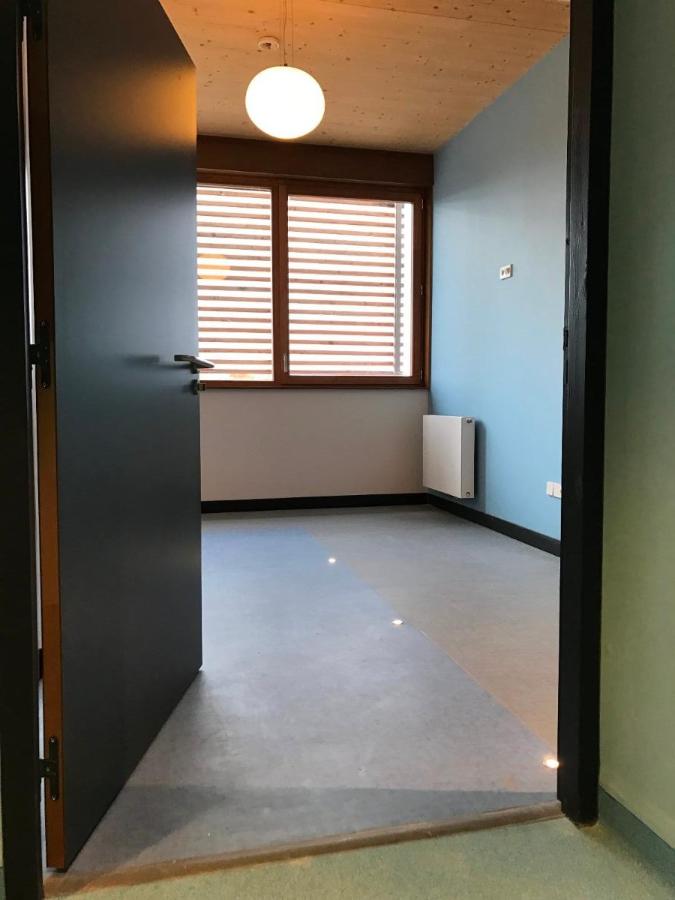 Rénovation pièce avec radiateur et luminaire