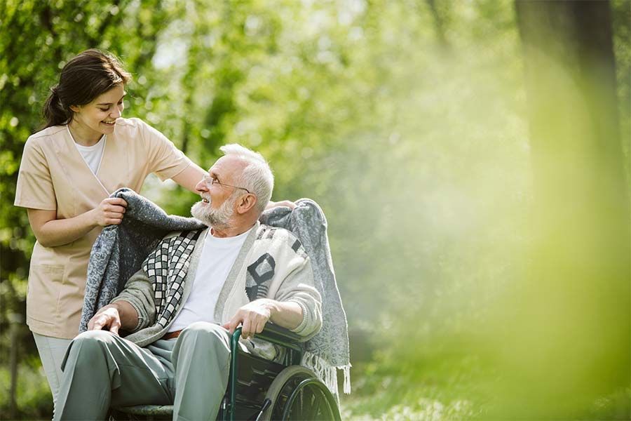 Seniorenpflege alte Mann auf dem Rollstuhl