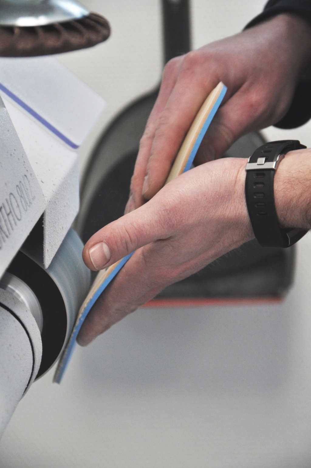 Orthopädische Einlage schleifen und anpassen