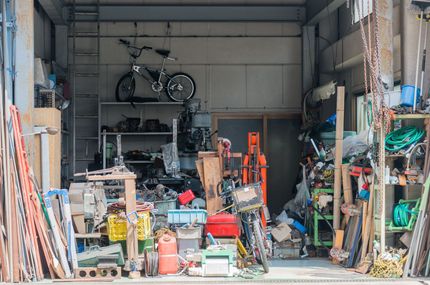 Objets empilés dans un garage