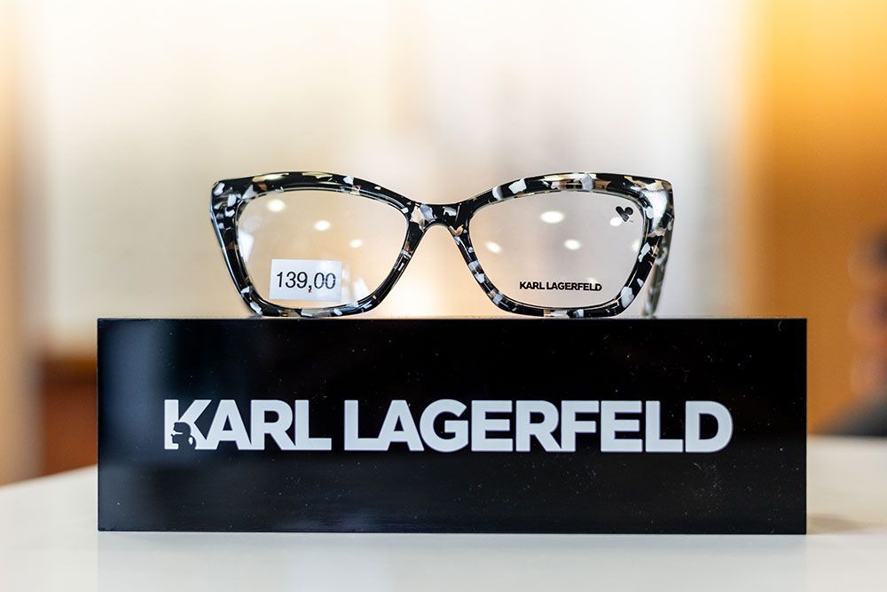 Eine Brille auf einem Karl Lagerfeld-Schild.