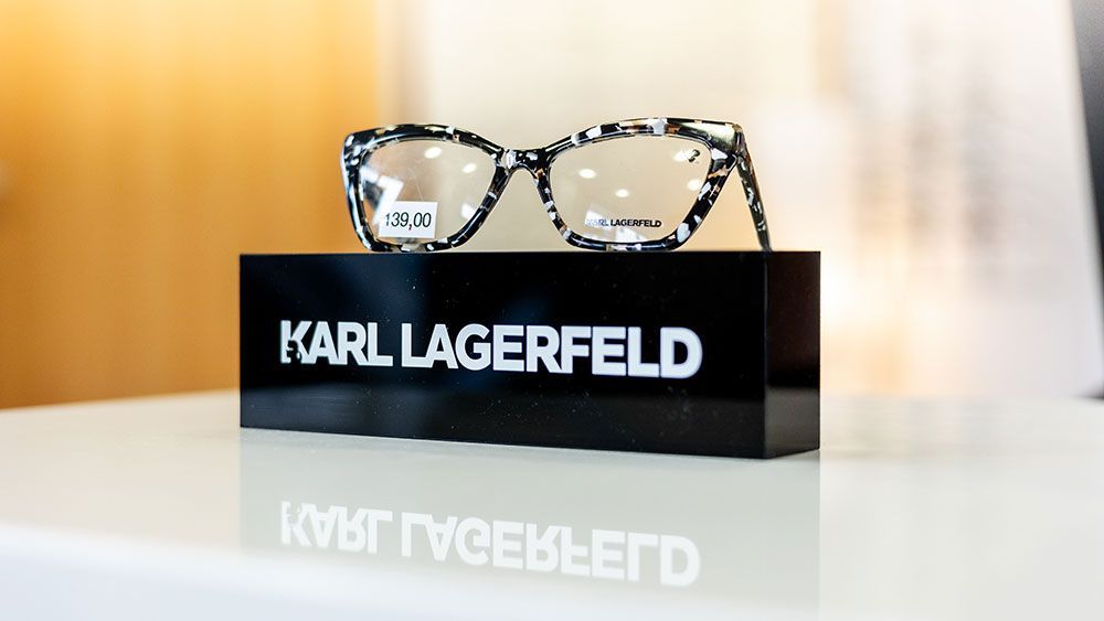 Eine Brille auf einem Karl Lagerfeld-Schild.