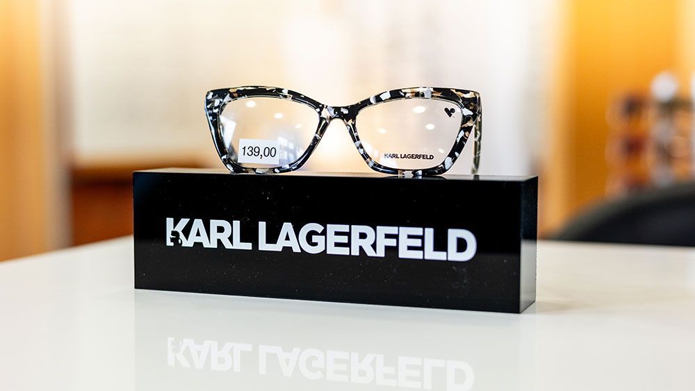 Eine Brille von Karl Lagerfeld auf einer schwarzen Box