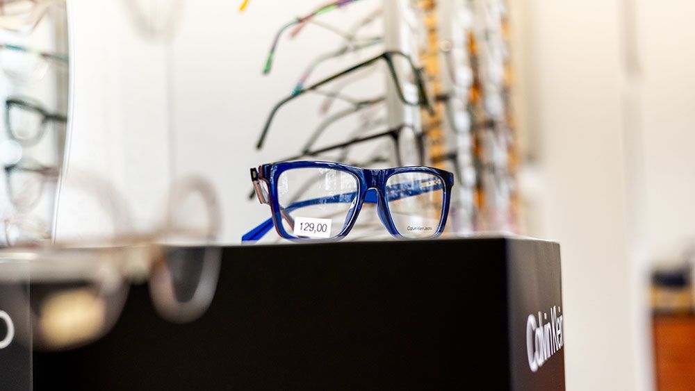 Auf einer schwarzen Box liegt eine Brille.